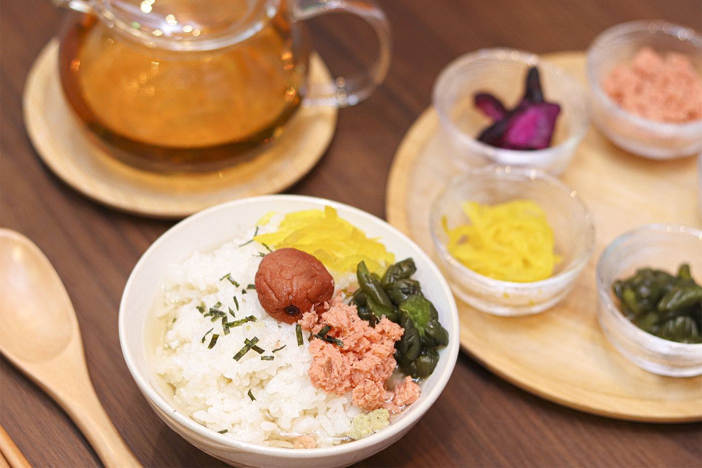 ข้าวต้มชาแบบราดน้ำซุปดาชิสำหรับการเดินทาง