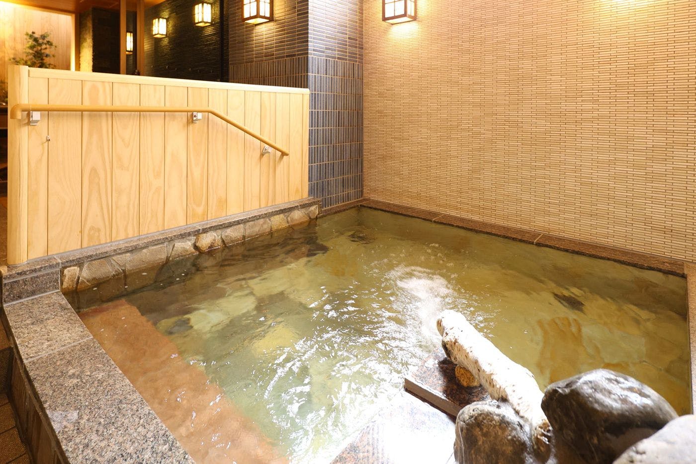 ห้องอาบน้ำรวมชาย (อ่างน้ำในร่ม)