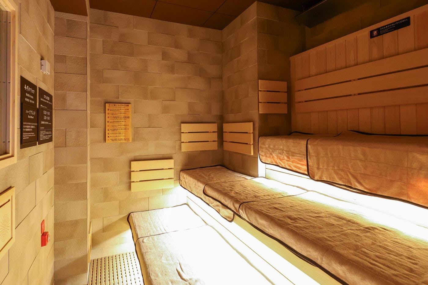 ห้องอาบน้ำรวมชาย (ซาวน่า Auto Löyly)