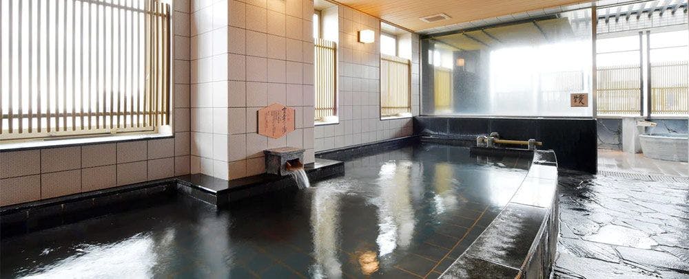 Pemandian air panas dengan pemandangan