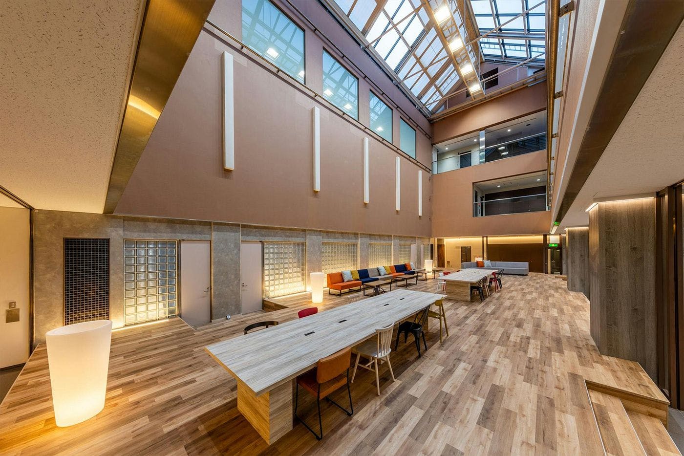 เลานจ์แบบโปร่ง [ชั้น 1]