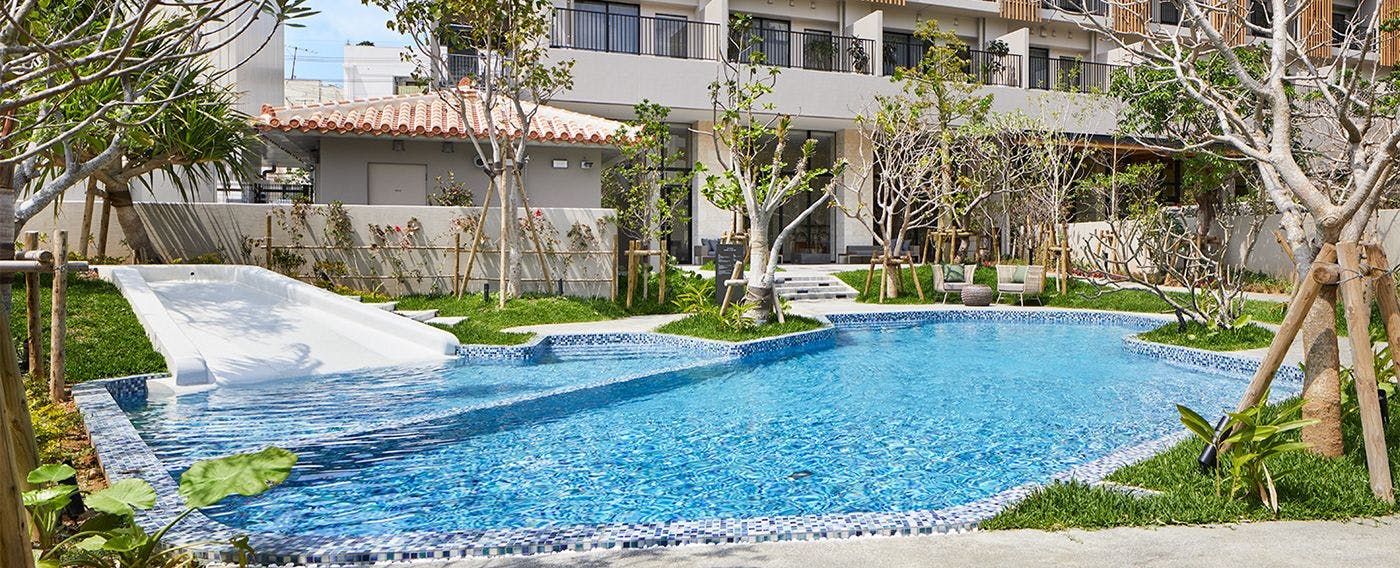 สระว่ายน้ำกลางแจ้ง