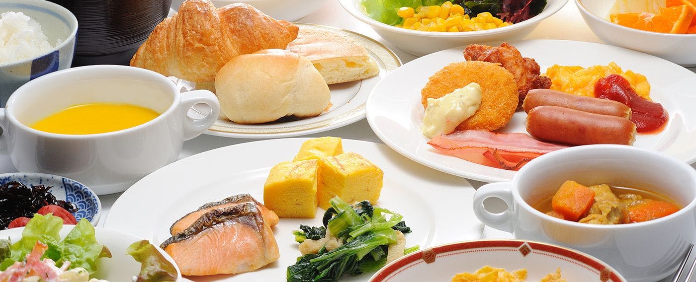 อาหารเช้าแบบบุฟเฟต์สไตล์ญี่ปุ่นและตะวันตก