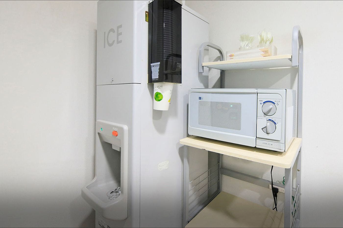 Mesin pembuat es, microwave, mesin penjual tiket VOD (lantai 10)