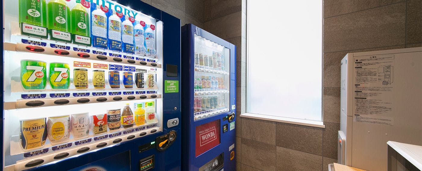 館内施設｜1F・自動販売機（アルコール各種あり）