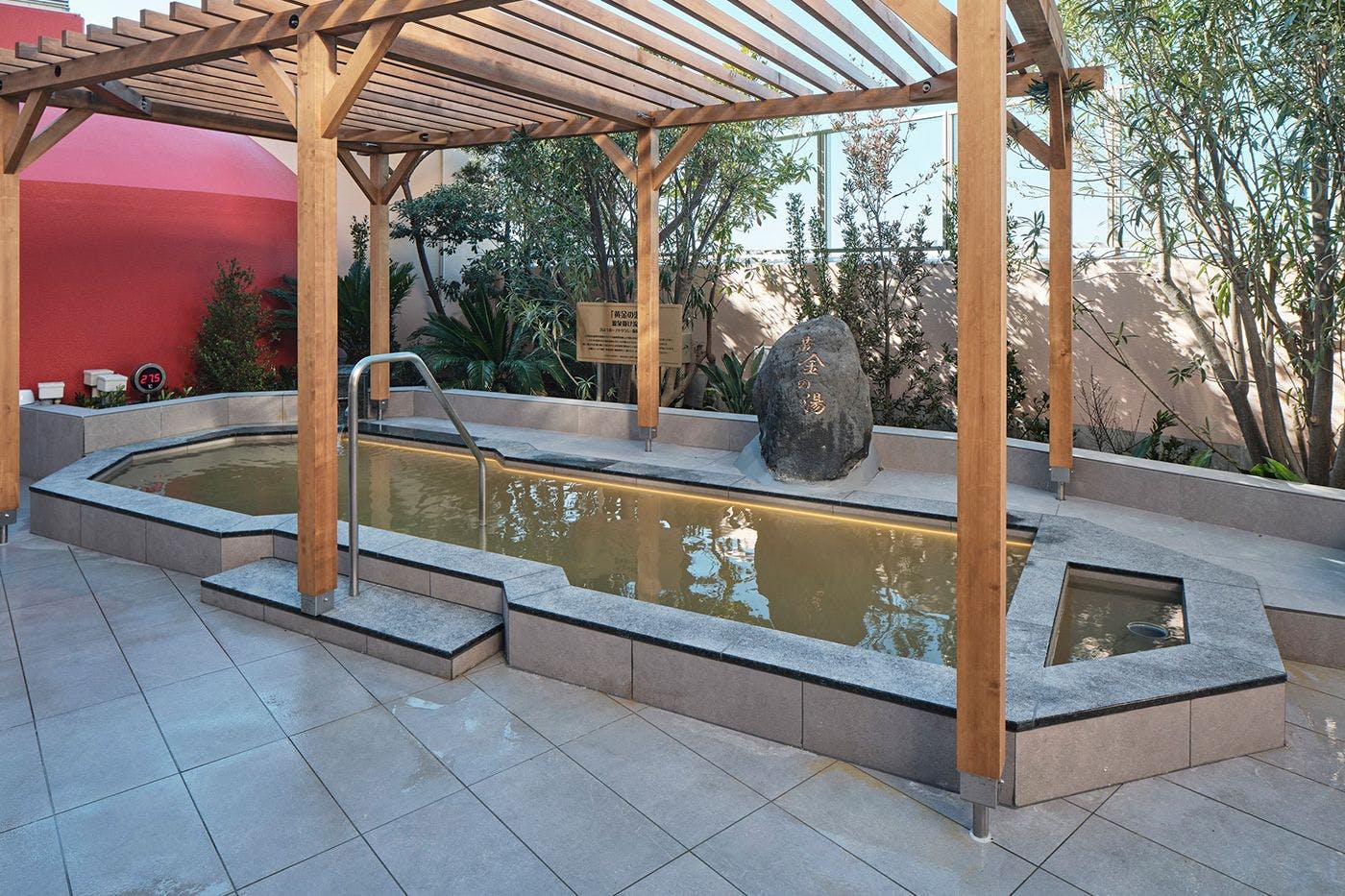 สปาน้ำพุร้อนธรรมชาติ