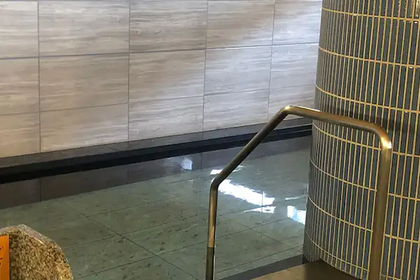 ห้องอาบน้ำรวม (ในร่ม)