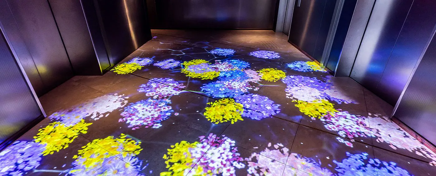 館内施設|18階・EVホール(泳ぐ金魚に触れると、お花に変化します)