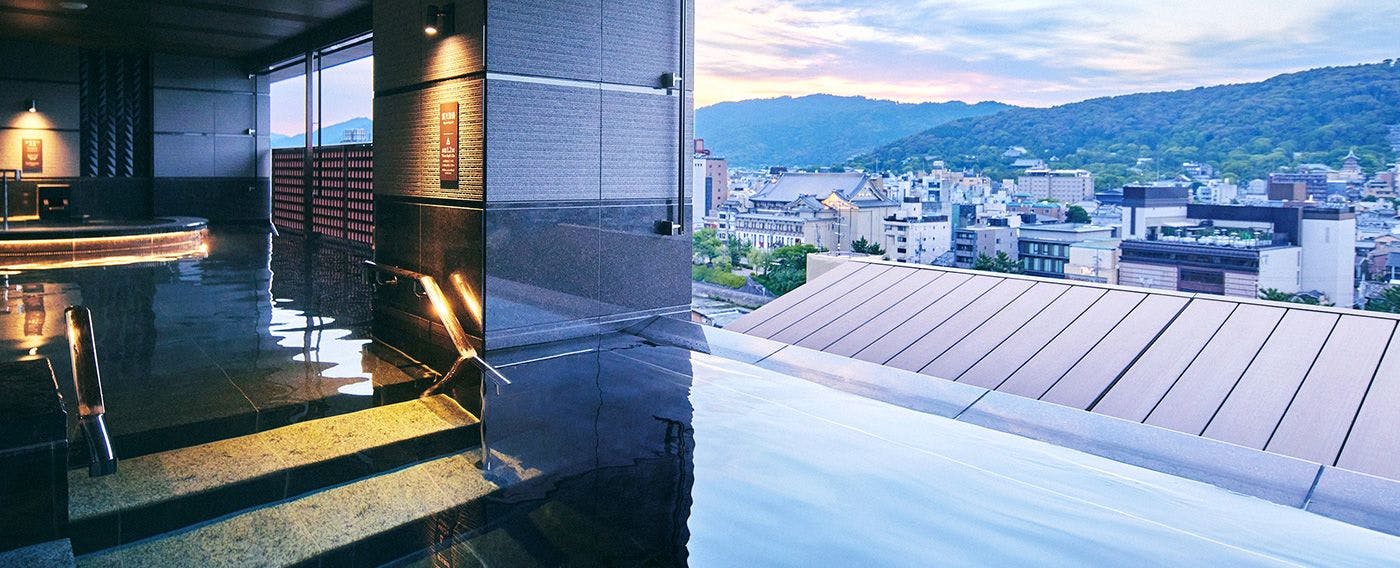 อ่างอาบน้ำกลางแจ้งบนท้องฟ้า