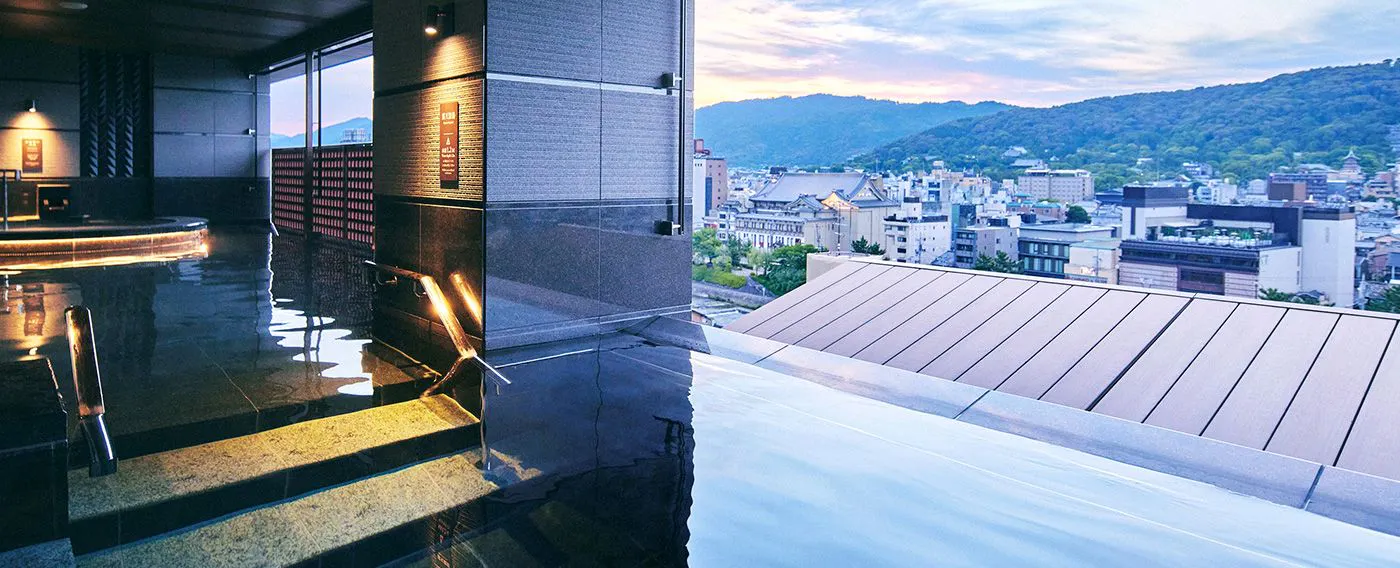 อ่างอาบน้ำกลางแจ้งบนท้องฟ้า