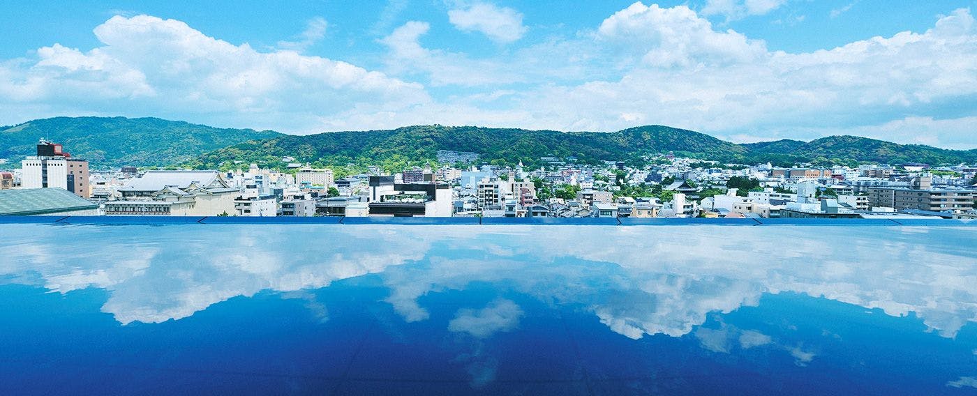 อ่างอาบน้ำกลางแจ้งบนท้องฟ้า