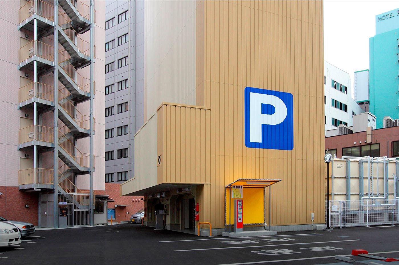 ホテル敷地内立体駐車場（20台／有料）