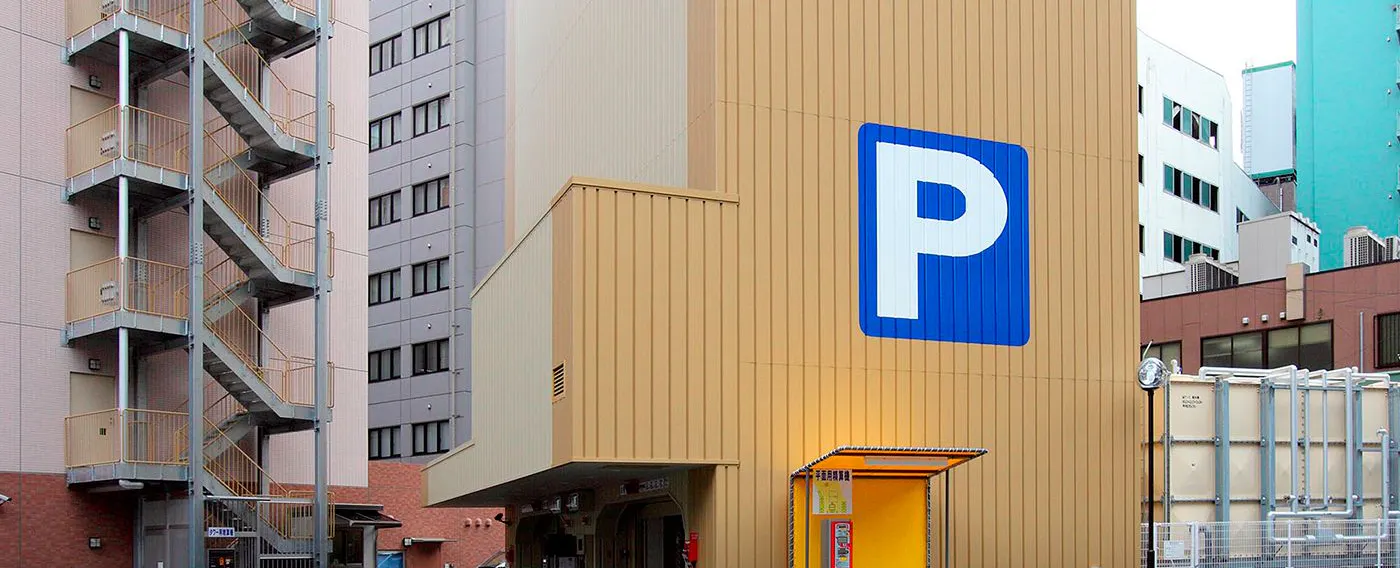 ホテル敷地内立体駐車場(20台/有料)