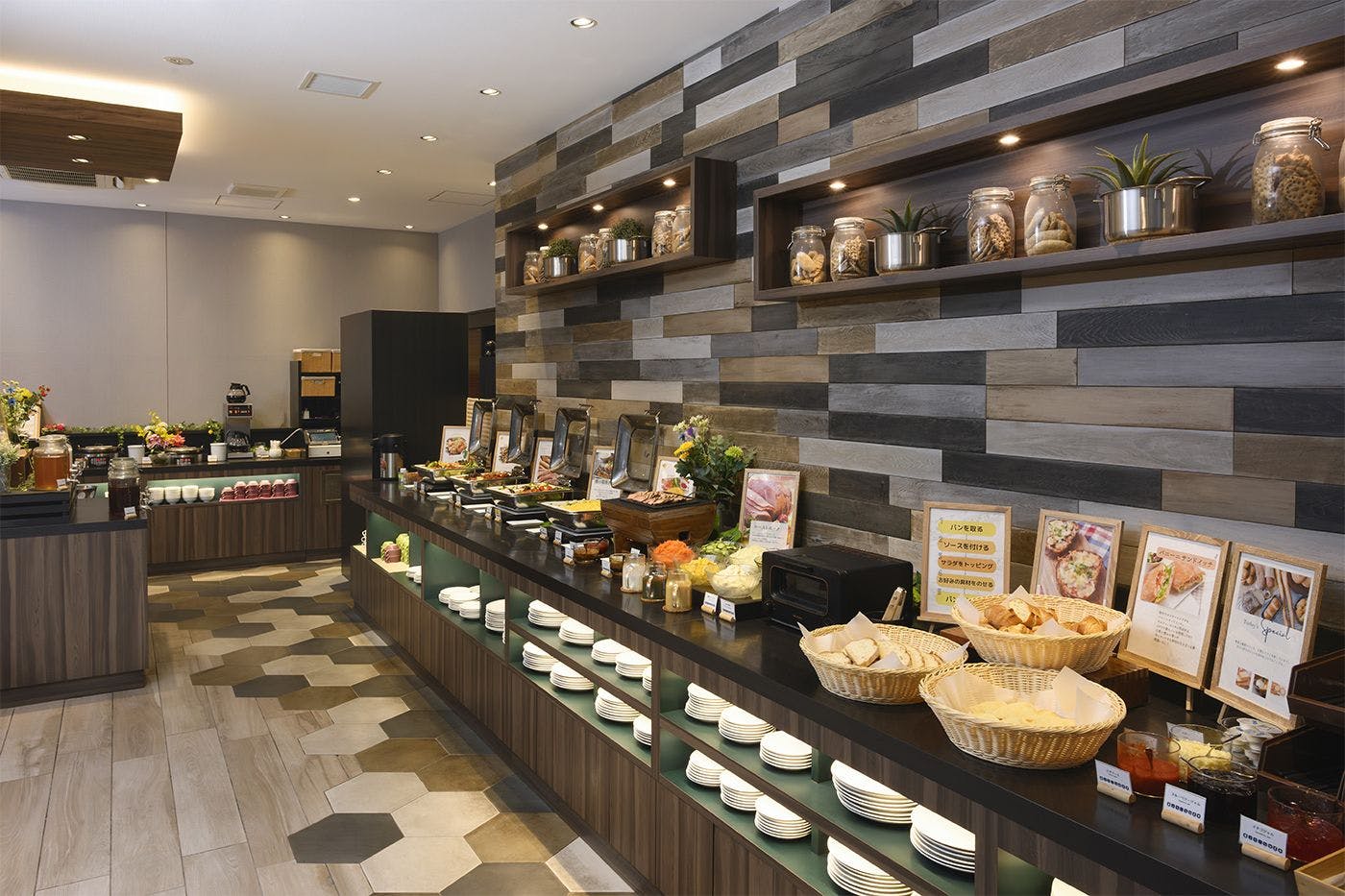 Pelbagai pilihan melebihi 20 jenis hidangan Jepun dan Barat yang kaya