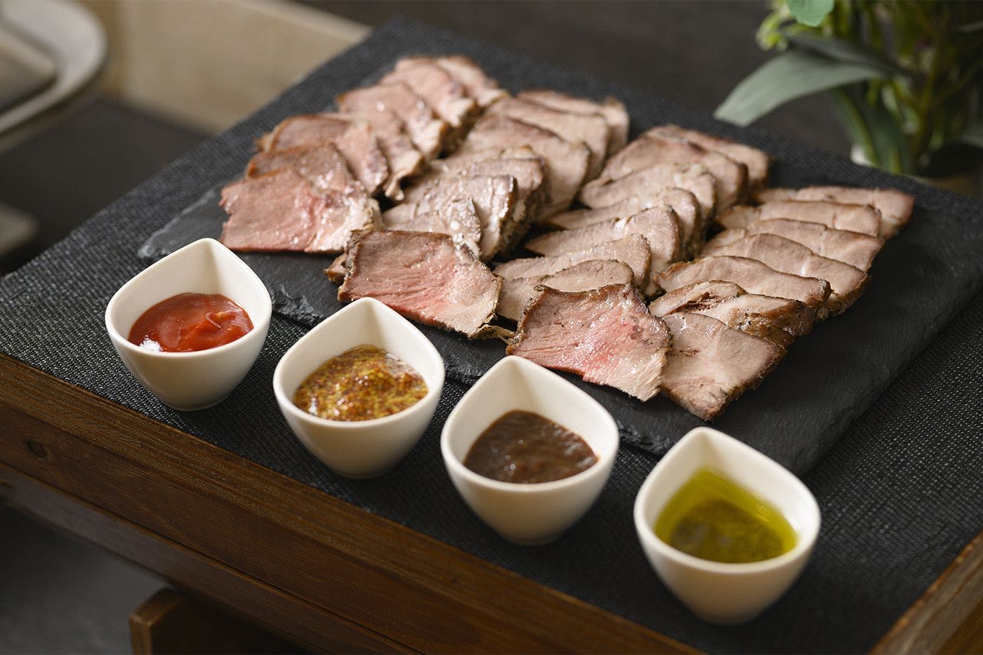 “Daging Babi Panggang Buatan Sendiri” dengan pilihan 4 jenis sos mengikut citarasa anda