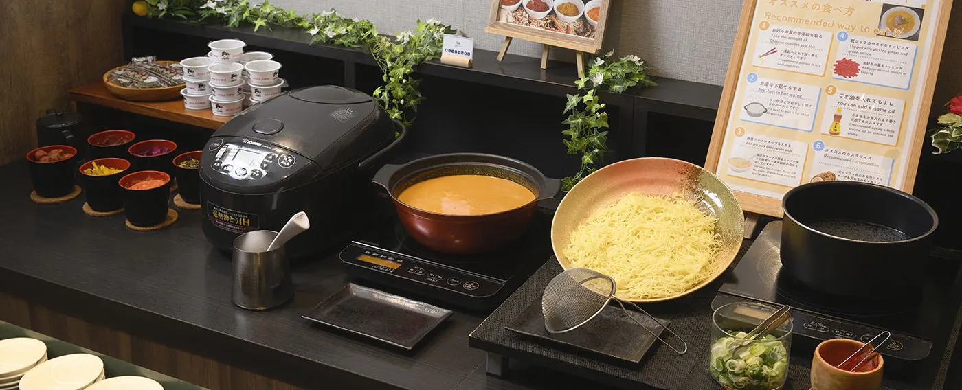 Ramen Tonkotsu Hakata dan Kari Rempah Buatan Sendiri (bertukar setiap hari)\nPelbagai lauk sampingan untuk dinikmati bersama nasi turut disediakan.