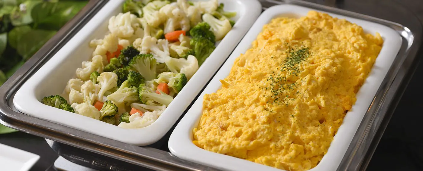 Telur hancur dan sayur-sayuran kukus (bertukar setiap hari)