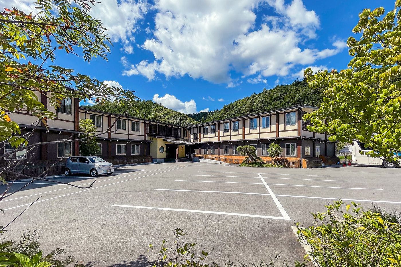 출입이 자유로운 무료 주차장