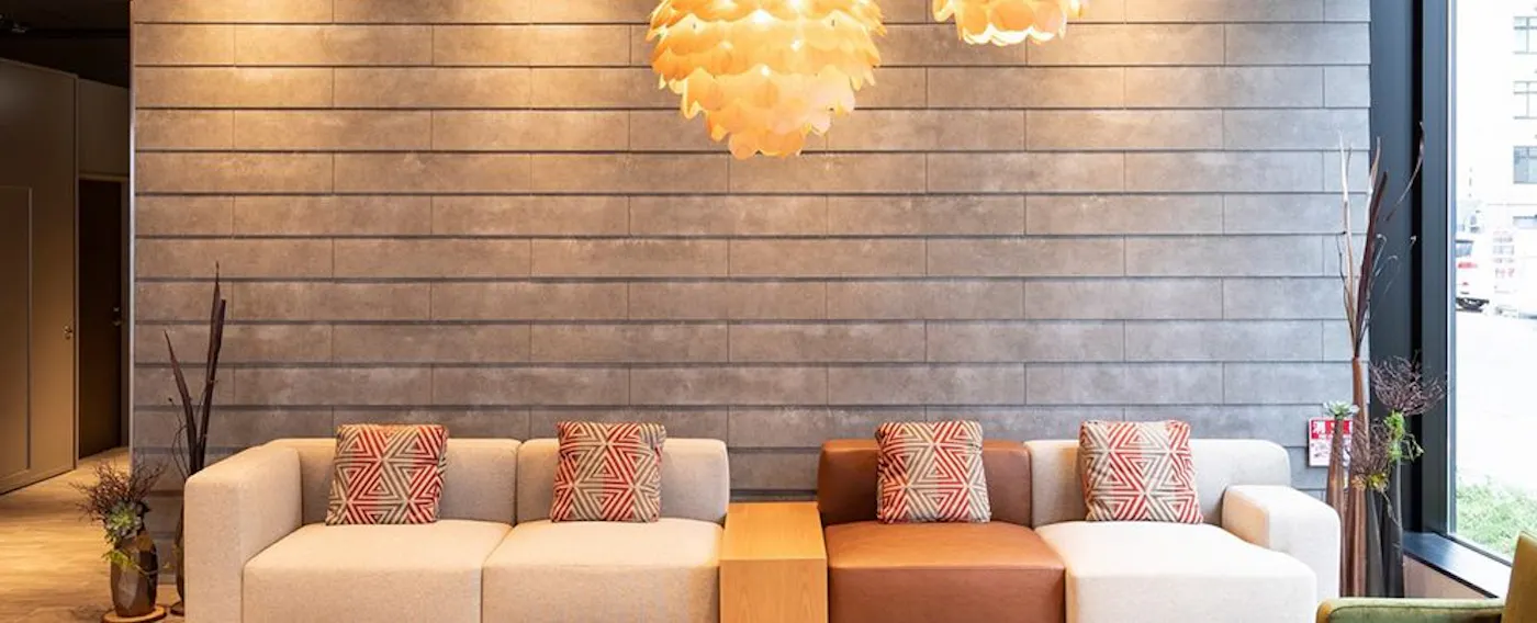 ロビー|お待ち合わせにもご利用いただけるこだわりのソファ