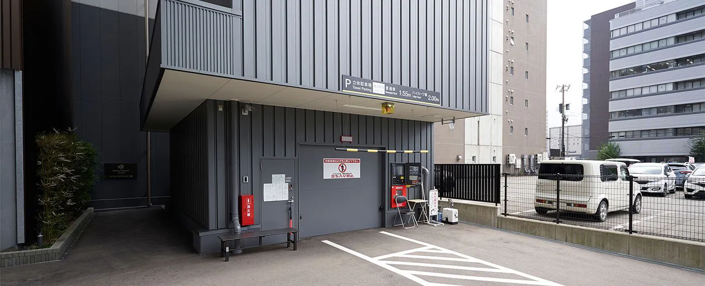 ที่จอดรถแบบหลายชั้นที่ร่วมมือกันภายในพื้นที่โรงแรม