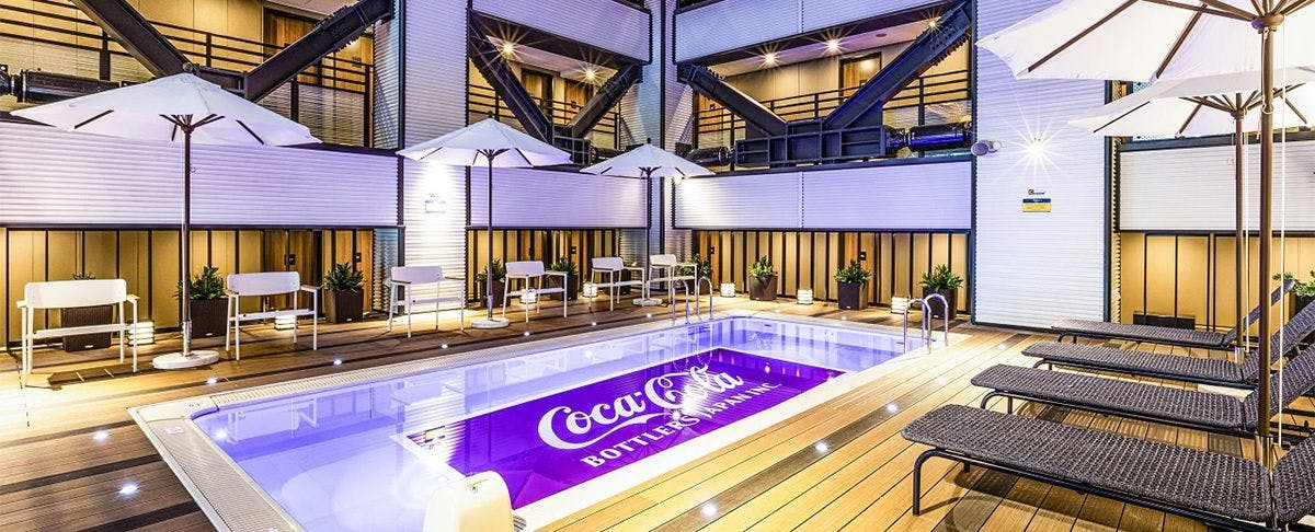 สระว่ายน้ำกลางแจ้งบนระเบียง