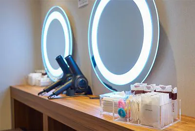 พื้นที่ล้างหน้าและอ่างล้างมือที่สว่างและสะอาด