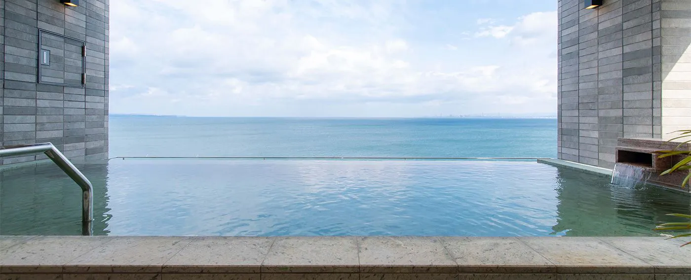 Kolam mandi terbuka di langit