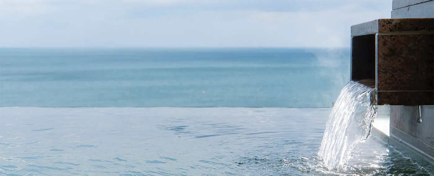 Kolam mandi terbuka di langit