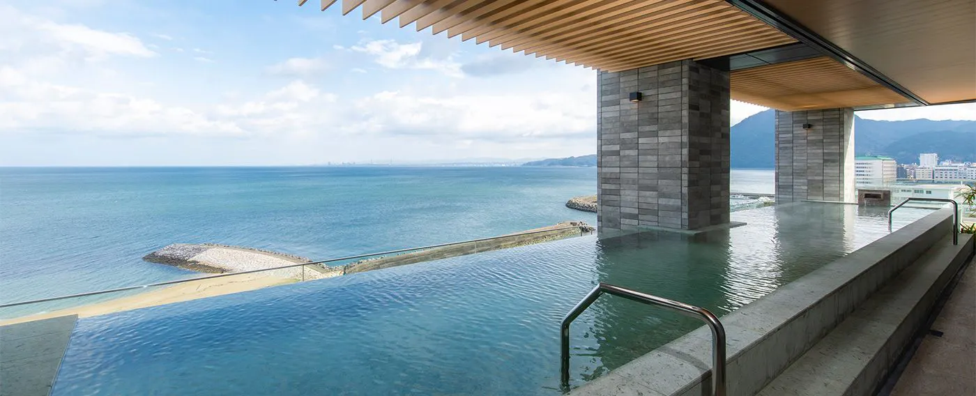 Kolam mandi terbuka di langit