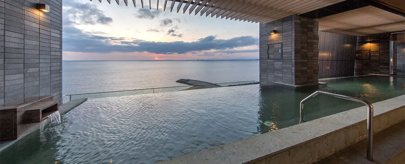 Kolam mandi terbuka di langit