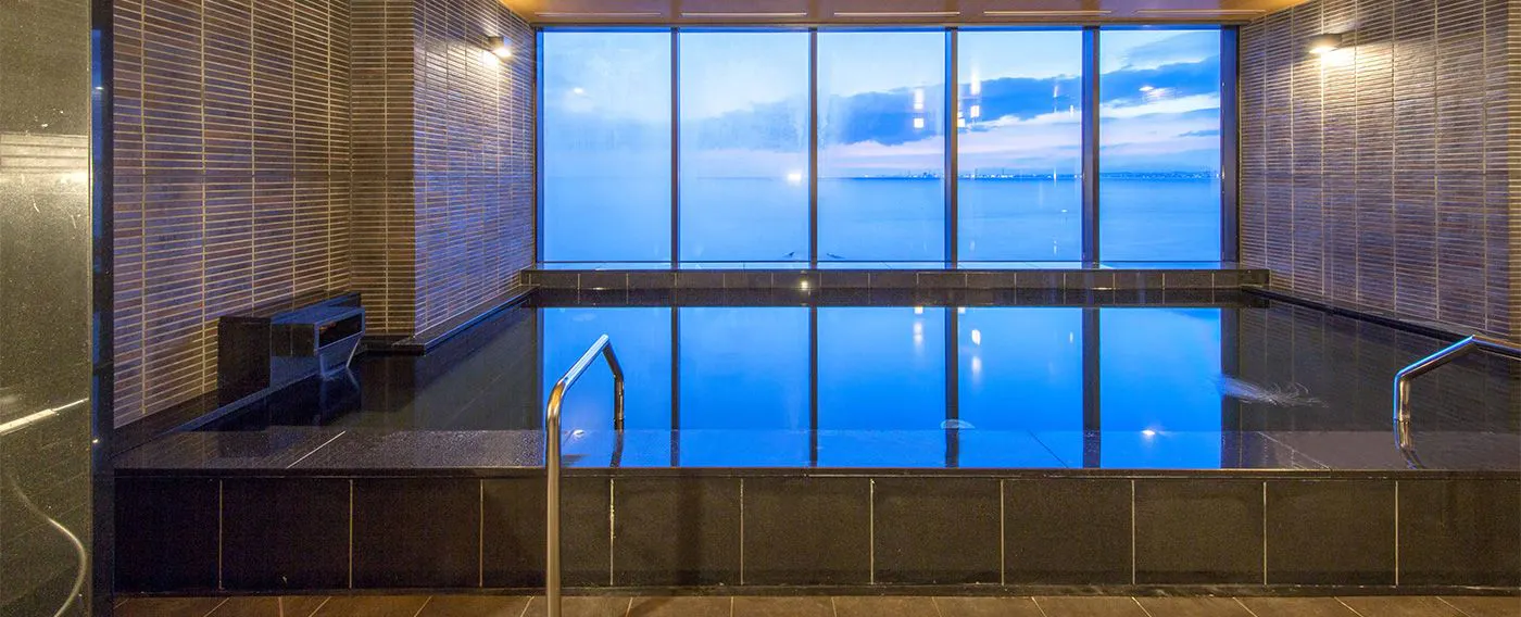 Pemandian awam dengan pemandangan 'Raku'