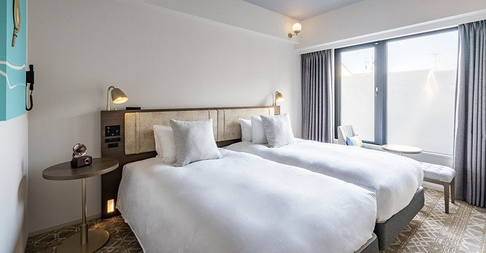 シモンズ製ベッドで快適に過ごせる客室