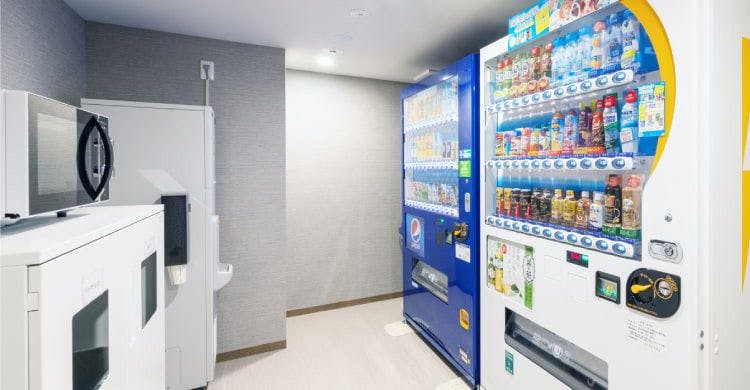 Sudut mesin layan diri (dengan mesin ais dan ketuhar gelombang mikro)