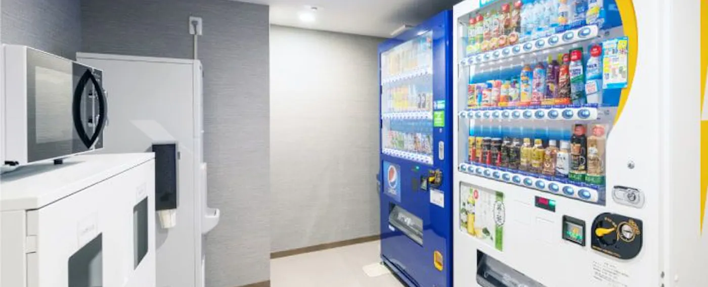 Sudut mesin layan diri (dengan mesin ais dan ketuhar gelombang mikro)