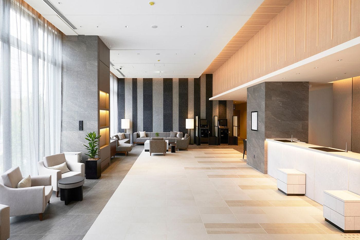 Lobi yang terang dan terbuka (lantai 1)