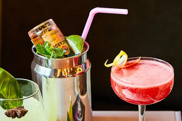 คาเฟ่ & บาร์