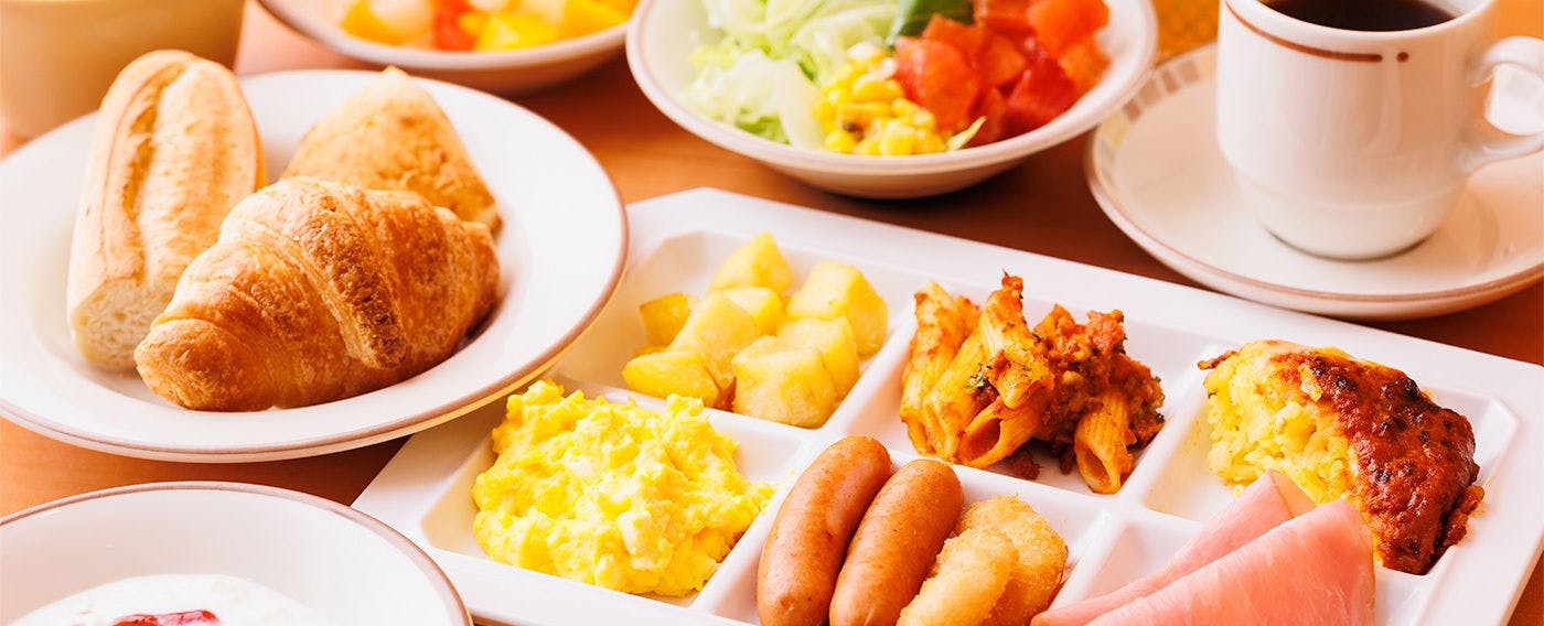 Sarapan di gedung utama dengan menu populer "Saizeriya" dalam gaya prasmanan.