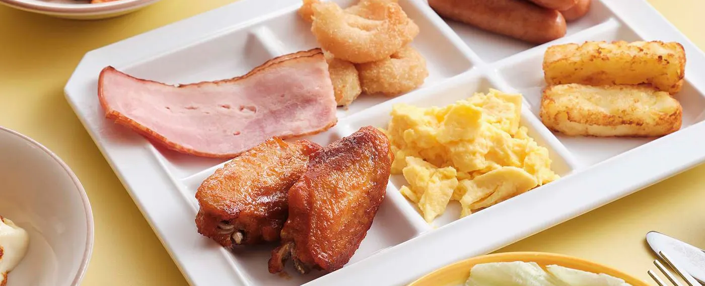 【อาคารหลัก】อาหารเช้าเป็นบุฟเฟต์รวมเมนูยอดนิยมจาก “Saizeriya”