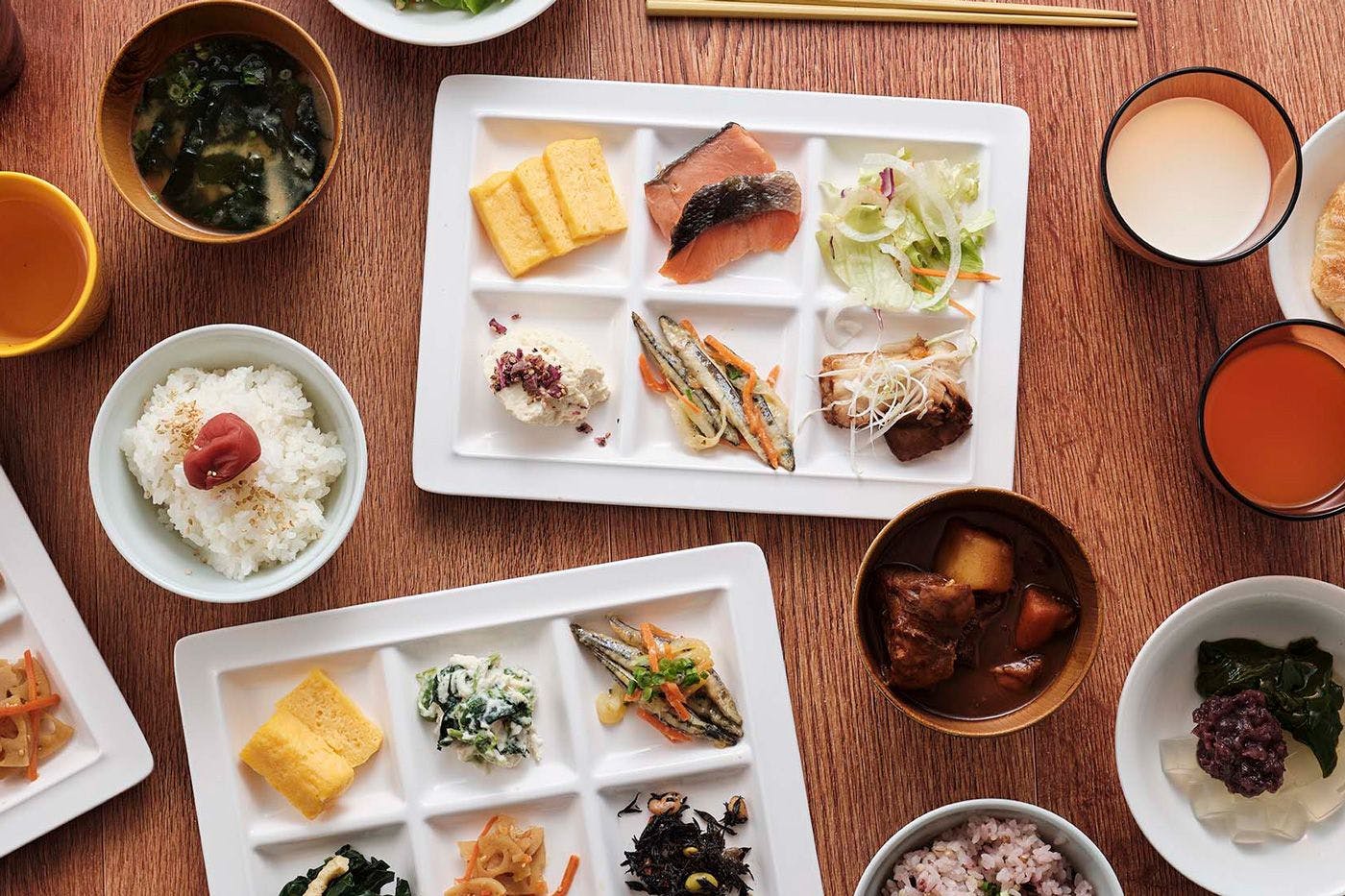 【อาคารแอนเน็กซ์】อาหารเช้าเป็นบุฟเฟต์นานาชาติทั้งญี่ปุ่นและตะวันตก พร้อมเมนูเครื่องเคียงสไตล์ญี่ปุ่นที่คัดสรรอย่างพิถีพิถันจาก “chawan”