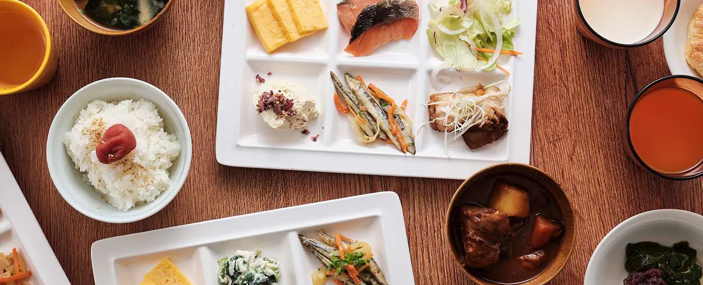 【อาคารแอนเน็กซ์】อาหารเช้าเป็นบุฟเฟต์นานาชาติทั้งญี่ปุ่นและตะวันตก พร้อมเมนูเครื่องเคียงสไตล์ญี่ปุ่นที่คัดสรรอย่างพิถีพิถันจาก “chawan”