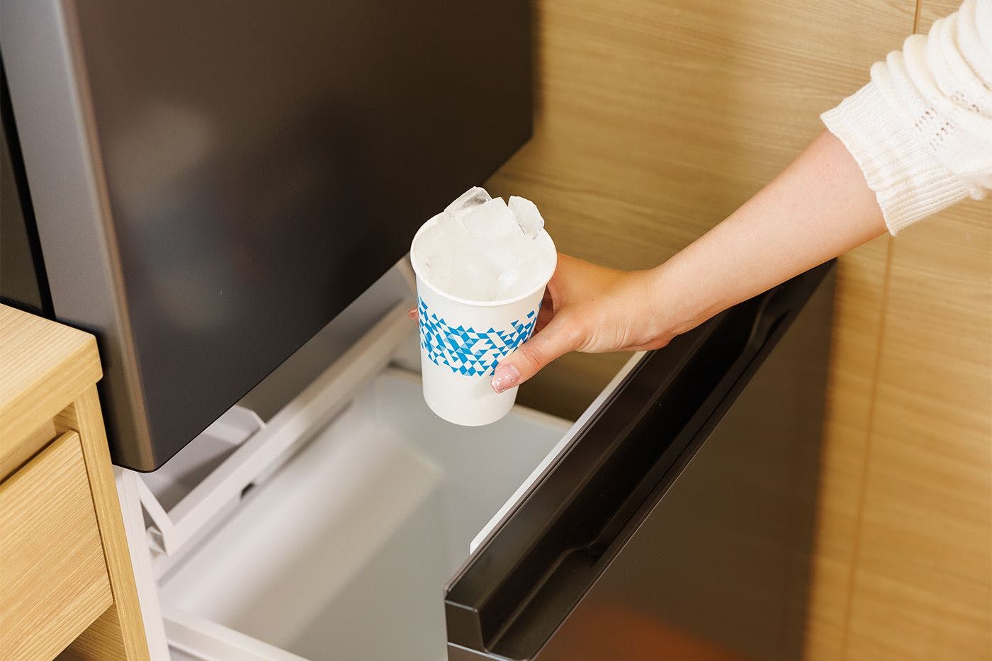 Kulkas memiliki dua ruang, yaitu "pembekuan" dan "pendinginan".