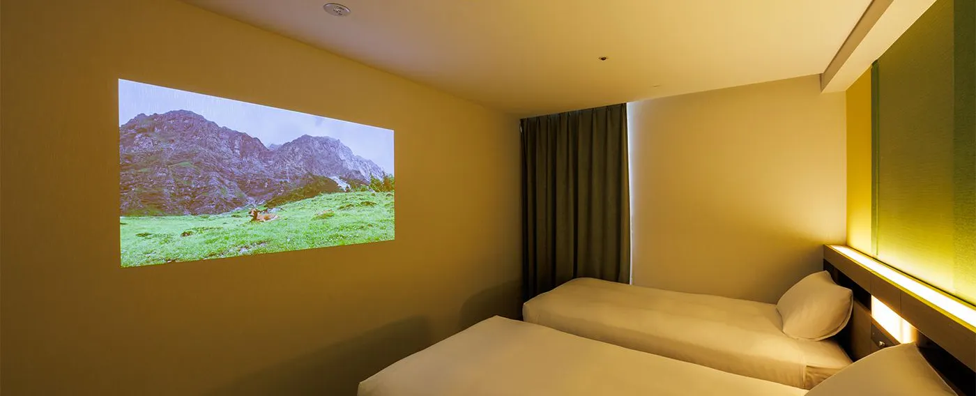 Semua kamar dilengkapi dengan proyektor terintegrasi dengan pencahayaan.