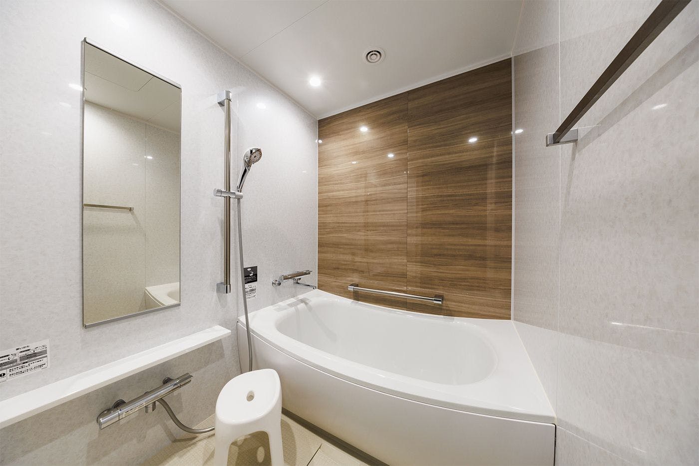 Kamar mandi luas dengan desain terpisah