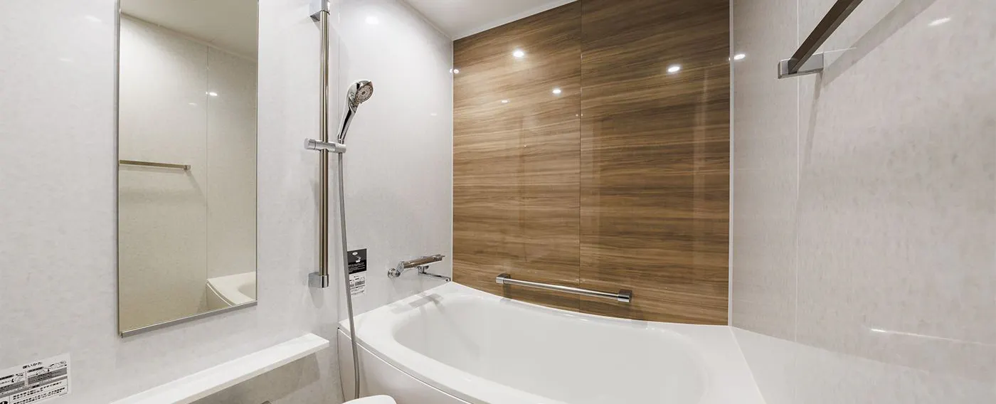 Kamar mandi luas dengan desain terpisah