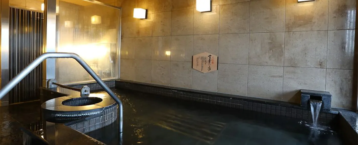 Pemandian Besar dengan Mata Air Panas Semi-Alami Komeiseki (Mata Air Panas Buatan) dan Pemandian Terbuka "Genyo no Yu"