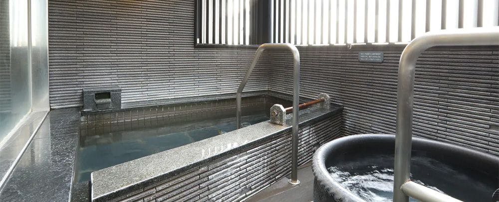 Pemandian Besar Mata Air Panas Buatan Radium