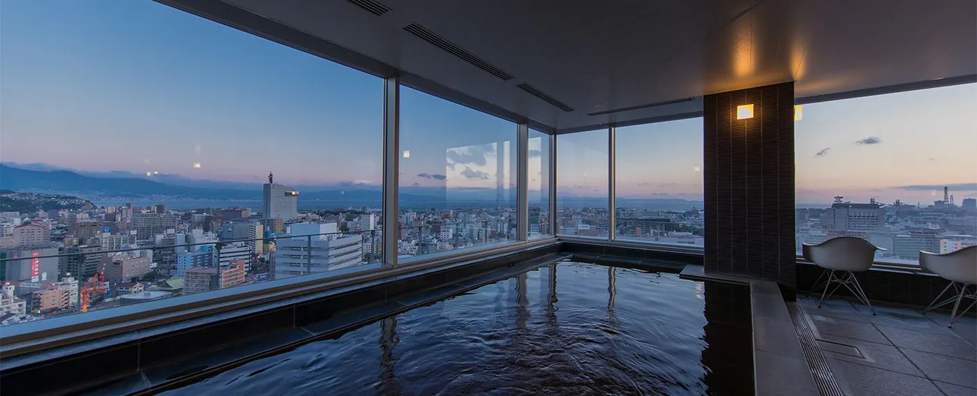 内湯|大分の街並を見渡せる、ガラス張りの内風呂