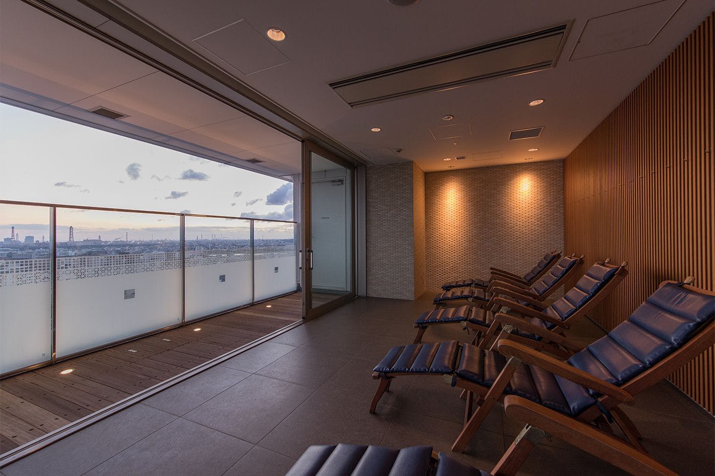 てんくうサイドテラス｜心地よい外気を感じながら、ゆっくりとお寛ぎください