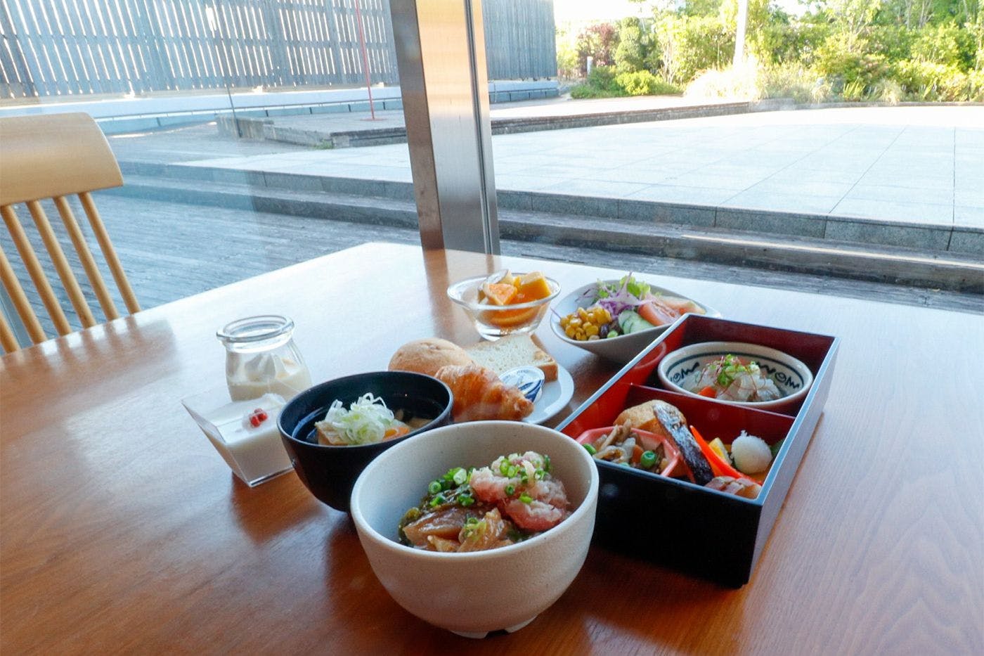 朝食｜日替り箱膳とハーフブッフェ　※一例