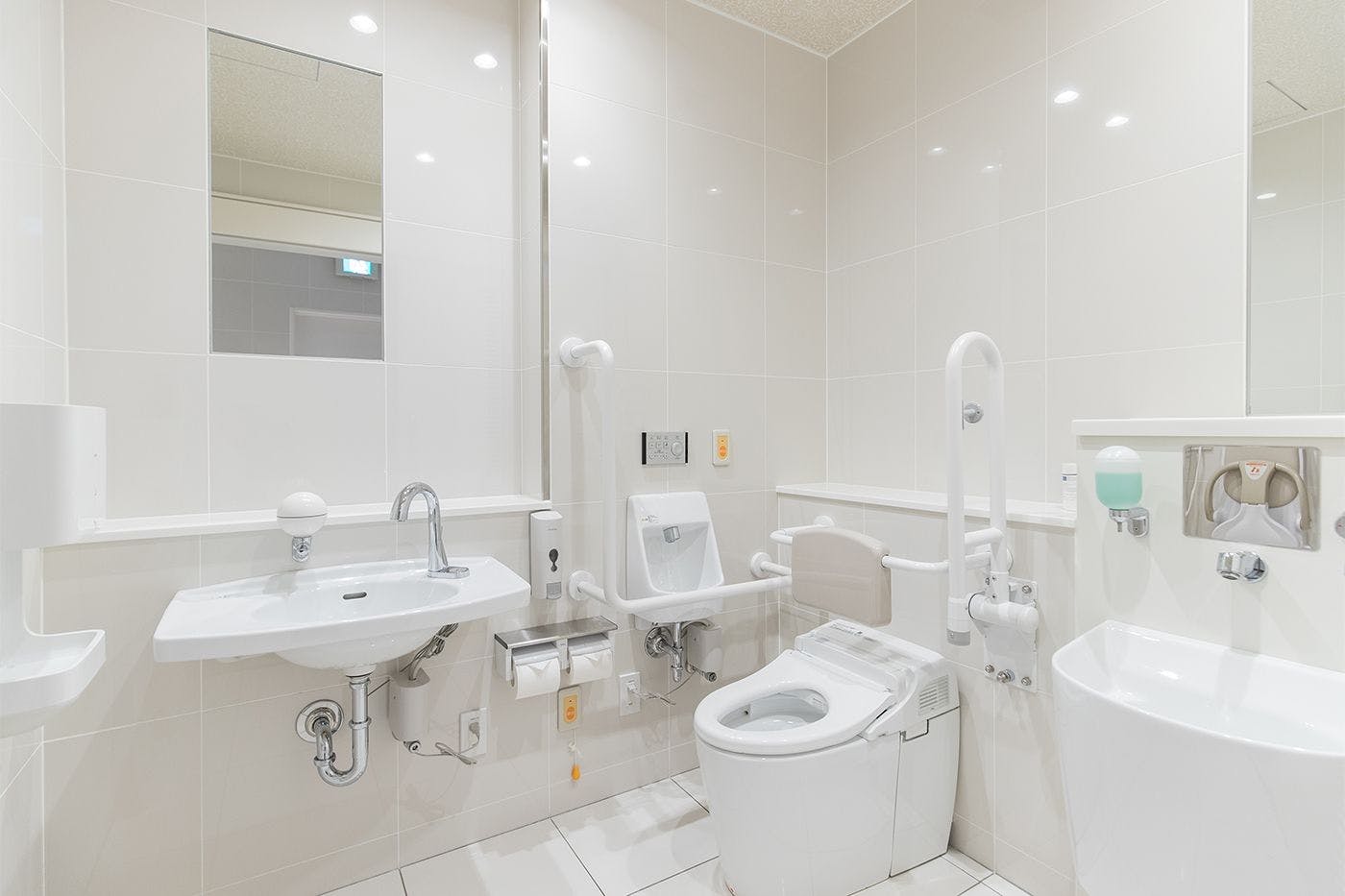 館内施設｜8階・共用トイレ（多目的）